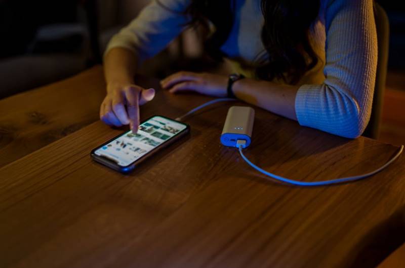 Hindari Penggunaan Saat Melakukan Charging dengan Power bank